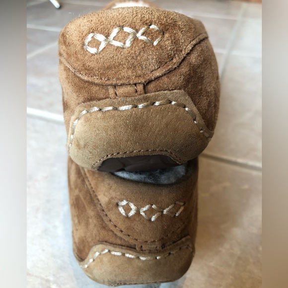 UGG women’s slippers sz 6 Gently used, cleaned! Sheepskin/suede - Picture 4 of 6